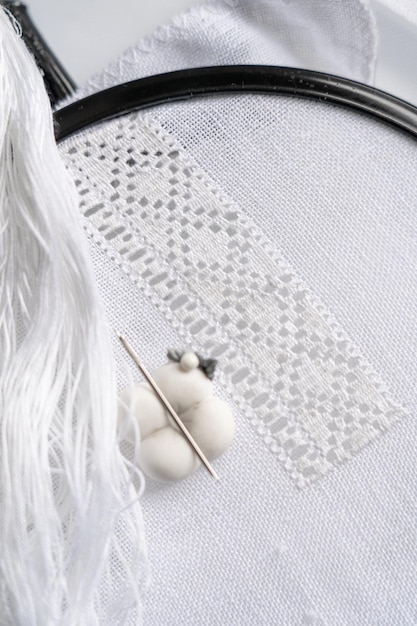 delikatny haft na lnianej tkaninie